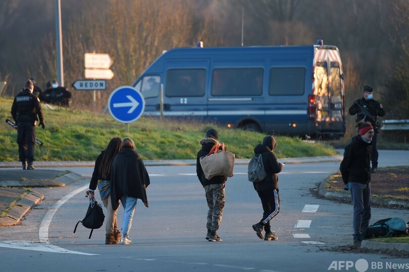 違法パーティーに2500人、警察と衝突 コロナ拡散の懸念 仏