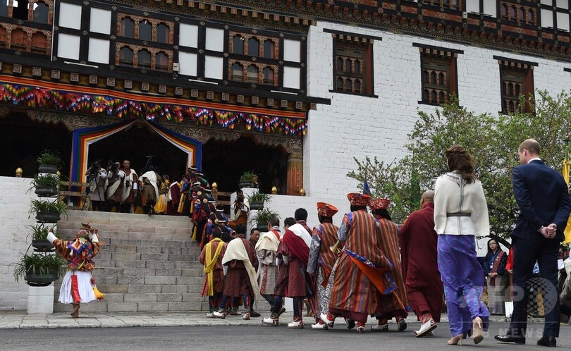 英王子夫妻、「幸せの国」ブータン初訪問 国王夫妻が歓迎