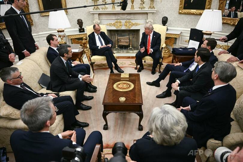 米ホワイトハウスの大統領執務室で、ドイツのフリードリヒ・メルツ首相と会談するドナルド・トランプ大統領（2025年6月5日撮影）。（c）Brendan SMIALOWSKI/AFP