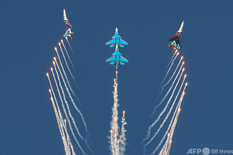 青空彩るアクロバット飛行 ドバイ航空ショー開幕 写真枚 国際ニュース Afpbb News