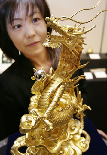 金色のドラゴンと魚の彫刻 小判 金龍⭕️ 金色のドラゴンと魚の彫刻