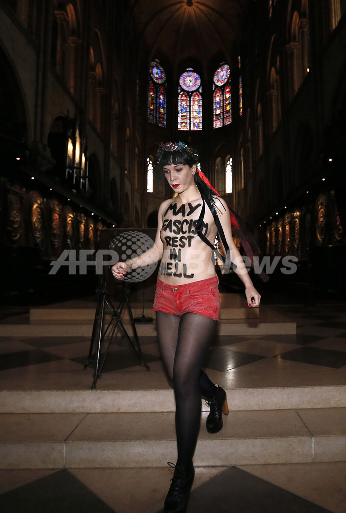 ノートルダム大聖堂でトップレスの抗議、仏パリ ノートルダム大聖堂でトップレスの抗議、仏パリ