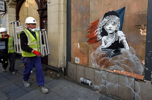 仏の移民対応批判するバンクシーの壁画、板で覆われる ロンドン 写真7