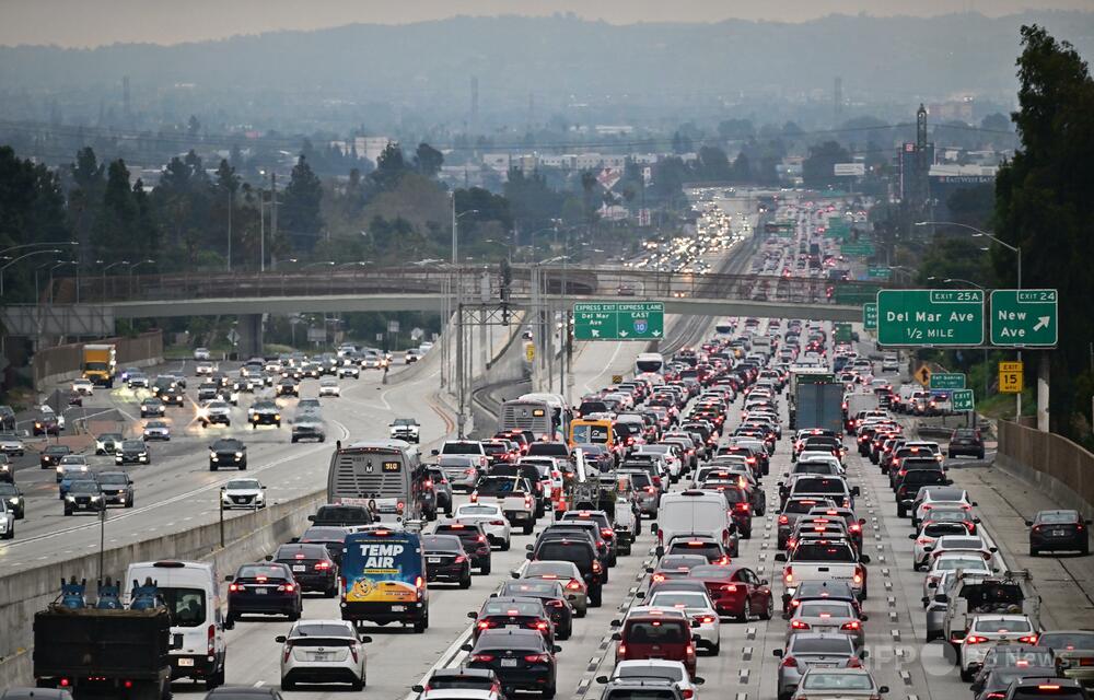 米幹線道路でトラック事故、積み荷のビール散乱し大混乱に