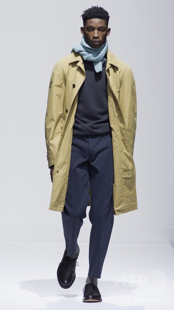 爽やかなスカーフを差し色に、「マーガレット・ハウエル」15/16年秋冬メンズ