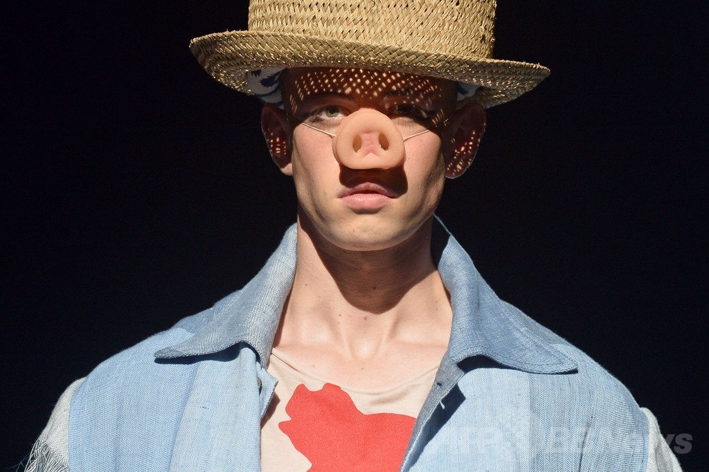 ユニークなテキスタイルで彩る、「ヴィヴィアン・ウエストウッド」15年春夏メンズ