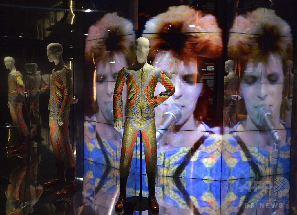 ファッション界からもボウイさん悼む声、バーバリーのショーでも