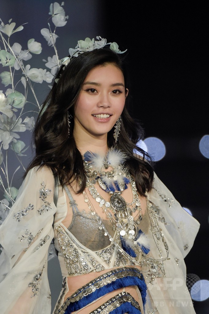 ヴィクトリアズ シークレット のショーで中国人モデルが転ぶハプニング 国際ニュース Afpbb News