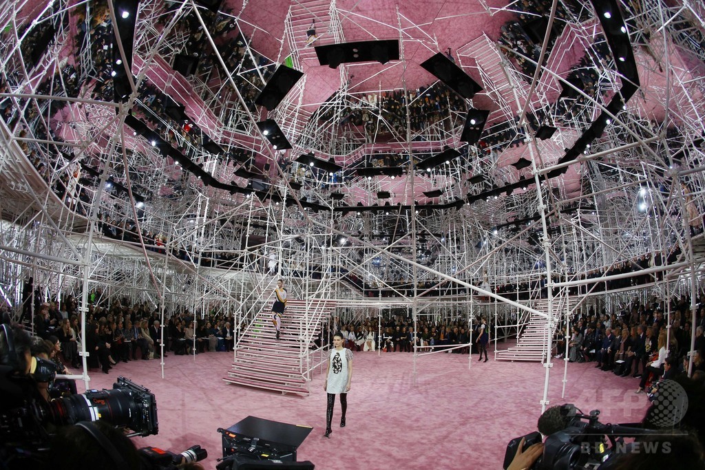 50～70年代の要素を取り入れた新たな女性像を提案、「ディオール」15年春夏オートクチュール