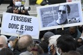 フランス・パリで、殺害された歴史教師のサミュエル・パティさんを追悼するため、「われ教える、ゆえにわれあり」のメッセージとパティさんの写真を掲げ集まった人々（2020年10月18日撮影）。(c)Bertrand GUAY / AFP
