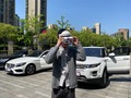 「5G+VR」ゴーグルで競売品のパノラマ映像を視聴する体験者（2020年4月28日撮影）。(c)Xinhua News