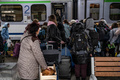 ウクライナ国境に近いポーランド南東部プシェミシルの駅で、ワルシャワ行きの列車に乗るウクライナ難民（2022年4月1日撮影）。(c)Angelos Tzortzinis / AFP