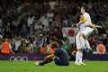 試合に敗れ、ピッチに座り込み落胆する大津祐樹（2012年8月10日撮影）。(c)AFP/PAUL ELLIS