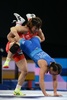パリ五輪、レスリング女子50キロ級3位決定戦。ウクライナのオクサナ・リバチ（右）と対戦する須崎優衣（2024年8月7日撮影）。(c)Luis ROBAYO / AFP