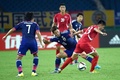 サッカー東アジアカップ、北朝鮮対日本。北朝鮮の選手とボールを競る山口蛍（中央、2015年8月2日撮影）。(c)AFP/WANG ZHAO
