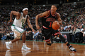 09-10NBA、ボストン・セルティックス（%%Boston Celtics%%）対シカゴ・ブルズ（%%Chicago Bulls%%）。試合はブルズが96-83でセルティックスを下し、3連勝した。写真はセルティックスのローハン・ロンド（%%Rajon Rondo%%）をかわすブルズのデリック・ローズ（%%Derrick Rose%%、右）。（2010年1月14日撮影）(c)AFP/Getty Images/NBAE/Brian Babineau