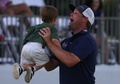 男子ゴルフ米国ツアー、バーバゾル選手権最終日。家族と優勝を喜ぶトレイ・マリナックス（2022年7月10日撮影）。(c)Rob Carr/Getty Images/AFP