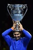 男子テニス、2019年シーズンの表彰式で年間1位のトロフィーを掲げるラファエル・ナダル（2019年11月15日撮影）。(c)Glyn KIRK / AFP