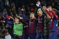 サッカー欧州チャンピオンズリーグ、決勝トーナメント1回戦第2戦、FCバルセロナ対ナポリ。サポーターと勝利を喜び合うFCバルセロナの選手（2024年3月12日撮影）。(c)LLUIS GENE/ AFP