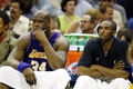 2002-03シーズンのNBAプレーオフ・ウエスタンカンファレンス準決勝で、ベンチから戦況を見守るロサンゼルス・レイカーズのシャキール・オニール（左）とコービー・ブライアント（2003年5月7日撮影）。(c)AFP/James NIELSEN