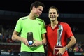 テニス、ブリスベーン国際（Brisbane International 2015）男子シングルス決勝。トロフィーを手にするミロス・ラオニッチ（Milos Raonic、左）とロジャー・フェデラー（Roger Federer、2015年1月11日撮影）。(c)AFP/Saeed KHAN