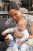 南アフリカ・ケープタウンを訪問中の英メーガン妃と長男のアーチーちゃん（2019年9月25日撮影）。(c)HENK KRUGER / POOL / AFP