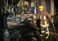2007年11月28日、コロンボ（Colombo）の衣料品店前で発生した爆破テロの現場を調べる治安部隊と消防隊。(c)AFP