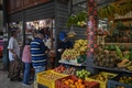 ベネズエラ首都カラカス近郊の市場で野菜を買う人々（2021年8月5日撮影）。(c)Federico PARRA / AFP