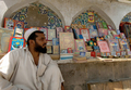 2007年9月13日、ラマダン初日で混雑するカブール（Kabul）の市場でコーランを売る商店。(c)AFP/SHAH Marai