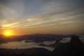 ブラジルのリオデジャネイロ（Rio de Janeiro）の夜明け（2012年5月24日撮影）。(c)AFP/Christophe Simon