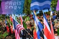 サーフィン競技の会場となるフランス領ポリネシアのタヒチ島チョープーで、パリ五輪の開会式に臨む米国のジョン・ジョン・フローレンス（中央、2024年7月26日撮影）。(c)Jerome BROUILLET / AFP