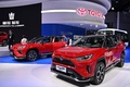中国・上海で行われている上海国際モーターショーのトヨタのブース。右は「RAV4プラグインハイブリッド」（2021年4月19日撮影）。(c)Hector RETAMAL / AFP