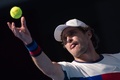 テニス、中国オープン、男子シングルス2回戦。サーブを打つミーシャ・ズベレフ（2017年10月4日撮影）。(c)AFP/Nicolas ASFOURI