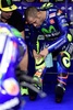 世界ロードレース選手権、第14戦アラゴンGPのフリー走行中に脚の状態を確認するモビスター・ヤマハのバレンティーノ・ロッシ（2017年9月22日撮影）。(c)AFP/JAVIER SORIANO