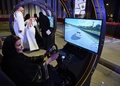サウジアラビアの首都リヤドで、ゴーカートの運転ワークショップに参加し、運転シミュレーターを体験する女性（2018年6月21日撮影）。(c)AFP PHOTO / FAYEZ NURELDINE