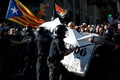 スペイン北東部カタルーニャ自治州のバルセロナで、中央政府の警官に支持を示す集会への対抗デモに参加した分離派と衝突する地元警官（2018年9月29日撮影）。(c)Pau Barrena / AFP