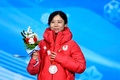 北京冬季五輪、スピードスケート女子500メートルのメダル授与式。ポーズを取る銀メダルの高木美帆（2022年2月14日撮影）。(c)WANG Zhao/ AFP