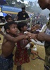 バングラデシュ・バルカリの難民キャンプで米の配給を受け取るロヒンギャ難民の子どもたち（2017年9月25日撮影）。(c)AFP/DOMINIQUE FAGET
