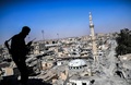 イスラム過激派組織「イスラム国（IS）」の「首都」とされたラッカで、ISの掃討作戦に臨むクルド人とアラブ人の合同部隊「シリア民主軍」の隊員（2017年10月16日撮影）。(c)AFP/BULENT KILIC