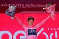 ジロ・デ・イタリア、第19ステージ（マラーノラグナーレ～サンチュアリオディカステルモンテ、178キロメートル）。総合首位を維持し、表彰式で喜ぶイネオス・グレナディアーズのリチャル・カラパス（2022年5月27日撮影）。(c)Luca Bettini / AFP