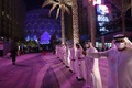 アラブ首長国連邦（UAE）ドバイの万博会場で来場者を迎える男性たち（2021年9月30日撮影）。(c)Giuseppe CACACE / AFP
