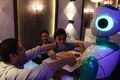 ネパールの首都カトマンズにあるレストラン「ナウロ」で、客に料理を運ぶロボットウエーター「ジンジャー」（2018年10月26日撮影）。(c)Prakash MATHEMA / AFP