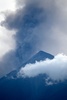 噴煙を上げる中米グアテマラのフエゴ山（2021年9月23日撮影）。(c)Johan ORDONEZ / AFP