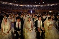 韓国・ソウル（Seoul）の加平（Gapyeong）で行われた統一教会（Unification Church）の合同結婚式に参加した新郎新婦たち（2014年2月12日撮影）。(c)AFP/Ed Jones