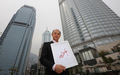 香港を訪れたシューズデザイナーのジミー・チュウ（Jimmy Choo、2011年3月11日撮影）。(c)AFP/MIKE CLARKE