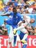 サッカーW杯ブラジル大会（2014 World Cup）グループD、イタリア対ウルグアイ。ウルグアイのエヒディオ・アレバロ・リオス（Egidio Arevalo Rios）とイタリアのマリオ･バロテッリ（Mario Barwauh Balotelli、2014年6月24日撮影）。(c)AFP/EMMANUEL DUNAND