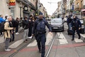 ベルギー・ブリュッセルで、スウェーデン人2人が射殺された事件を受け巡回中の警察官（2023年10月17日撮影）。(c)JAMES ARTHUR GEKIERE / BELGA / AFPP