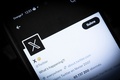 ツイッターの新しい「X」のロゴ（2023年7月24日撮影）。(c)ALAIN JOCARD / AFP