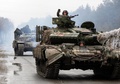 ウクライナ・ルガンスク州で、ロシア軍との前線に向かうウクライナ軍（2022年2月25日撮影、資料写真）。(c)Anatolii STEPANOV / AFP