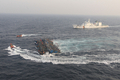 韓国沖の黄海（Yellow Sea）で21日、違法操業中に韓国海洋警察庁による取り締まりを受けた中国漁船12隻が、船体を互いにロープで縛ってひとかたまりの大船団を作り上げ、逃走を図った。黄海の韓国の排他的経済水域（EEZ）では中国漁船による密漁が常態化しており、海洋警察庁によると過去1年に332隻を拿捕したという（2010年12月21日撮影）。(c)AFP/PARK YOUNG-CHUL